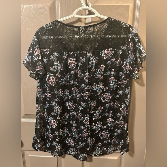 GORGEOUS lightweight blouse from TORRID - Picture 3 of 3